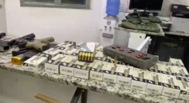 VÍDEO: membro de facção é preso com arsenal de guerra, munições e coletes à prova de bala em Alhandra VÍDEO: membro de facção é preso com arsenal de guerra, munições e coletes à prova de bala em Alhandra
