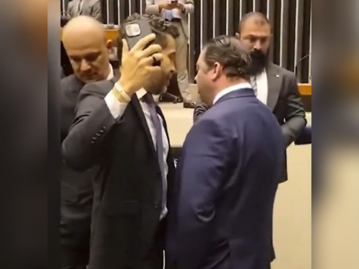 IMAGENS: deputado Janones acusa Cabo Gilberto de agressão e expõe vídeo janones, cabo gilberto