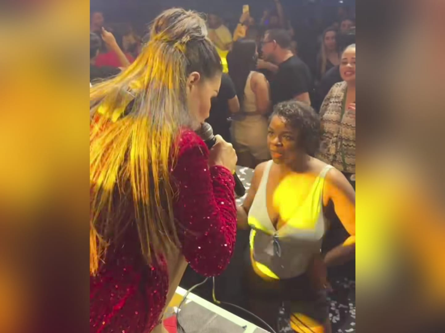 Fã surpreende ao cantar no show de Kelly Silva em João Pessoa e viraliza nas redes sociais Fã surpreende ao cantar no show de Kelly Silva em João Pessoa e viraliza nas redes sociais