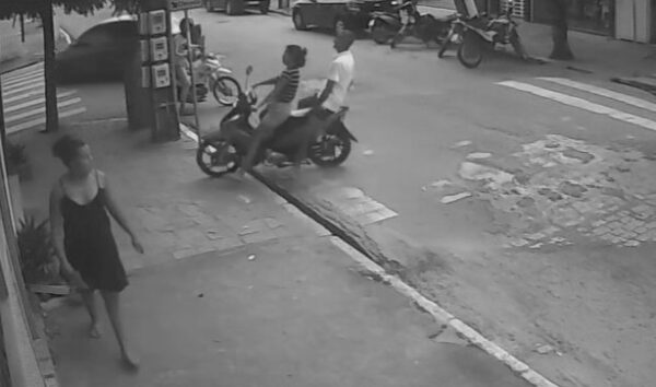 VÍDEO: mulher perde controle de moto, quebra porta de vidro e invade clínica de estética em Mamanguape VÍDEO: mulher perde controle de moto, quebra porta de vidro e invade clínica de estética em Mamanguape