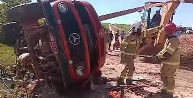 Caminhão-pipa capota na estrada de Praia de Campina e motorista é socorrido de helicóptero Carro-pipa capotou em Rio Tinto. (foto: reprodução/redes sociais) acidente PB-035