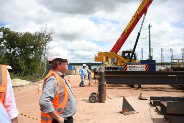 Ponte do Futuro: João Azevêdo inspeciona obras e estima que, em breve, trecho será liberado