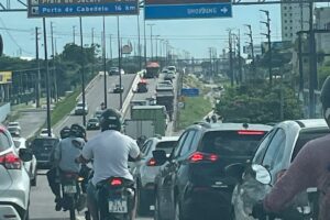 Caminhão 'trava' trânsito na BR-230