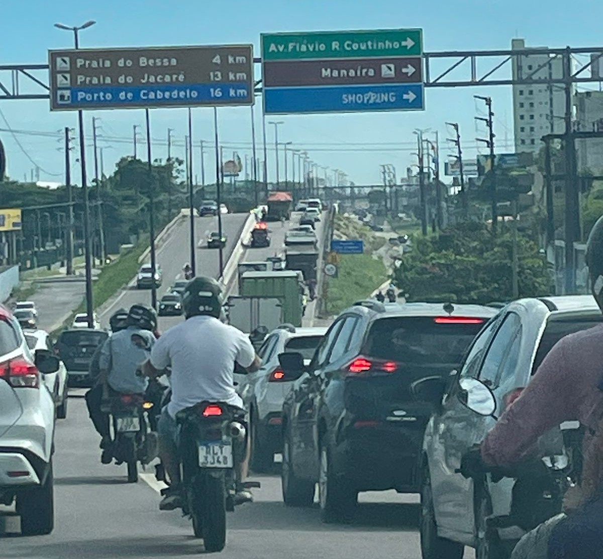 Caminhão 'trava' trânsito na BR-230