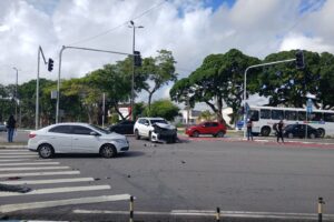 Acidente deixa carro destruído e trânsito lento no Centro de João Pessoa