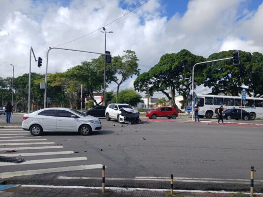 Acidente deixa carro destruído e trânsito lento no Centro de João Pessoa