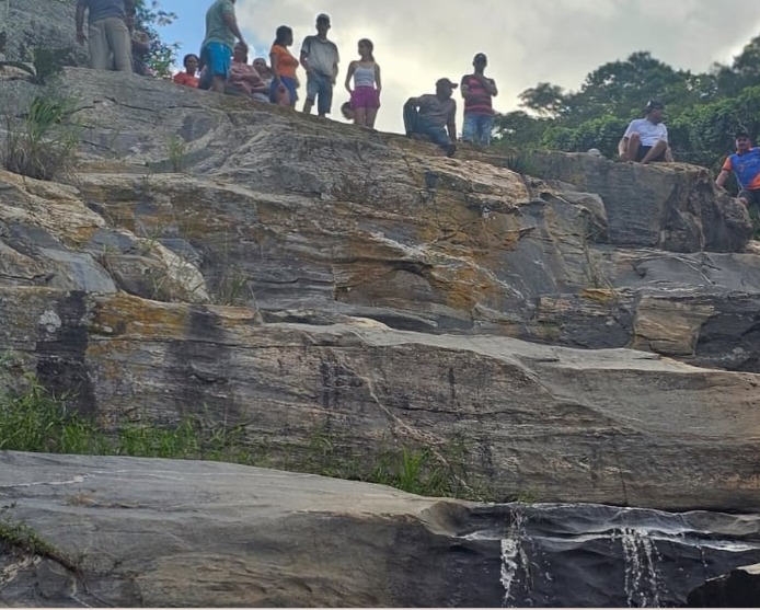 Jovem morre afogado após escorregar e cair de cachoeira no Agreste da Paraíba