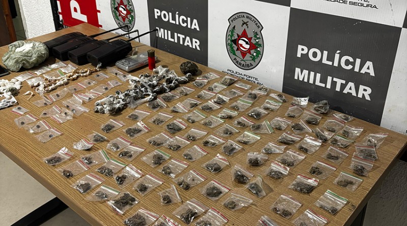 Polícia apreende mais de 260 porções de drogas em comunidade no Geisel, em João Pessoa Polícia apreende mais de 260 porções de drogas em comunidade no Geisel, em João Pessoa