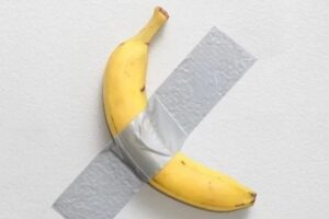 Homem come banana avaliada em US$ 6 milhões exposta em museu