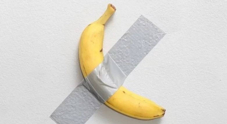 Homem come banana avaliada em US$ 6 milhões exposta em museu