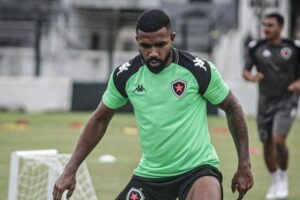 Evandro, lateral-esquerdo do Botafogo-PB
