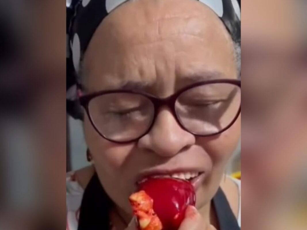 VÍDEO: mulher morde morango do amor e fica sem dentadura VÍDEO: mulher morde morango do amor e fica sem dentadura