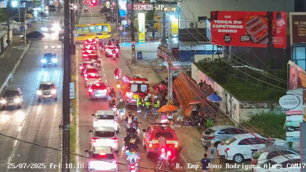 Motos se chocam na principal dos Bancários, derrubam parada de ônibus e deixam vários feridos
