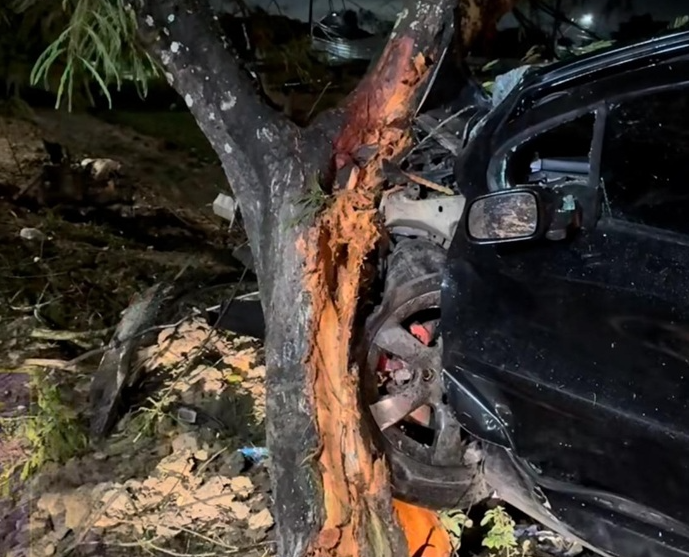 Carro bate em árvore na Avenida Ayrton Senna e motor vai parar a 20 metros de distância Carro bate em árvore na Avenida Ayrton Senna e motor vai parar a 20 metros de distância