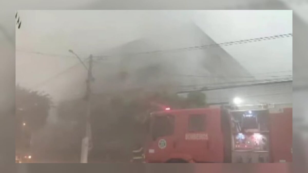 Incêndio em supermercado em Itambé (PE). (foto: reprodução/redes sociais)