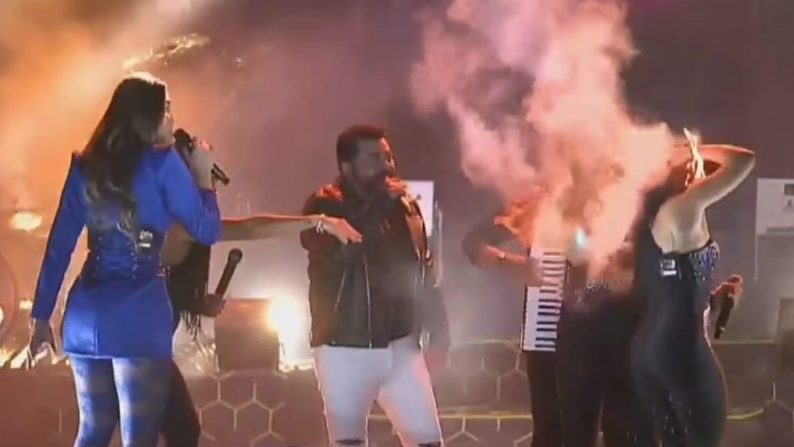 VÍDEO: fogo atinge cabelo de backing vocal da Limão com Mel em show (foto: reprodução/Youtube/TV Pernambuco)