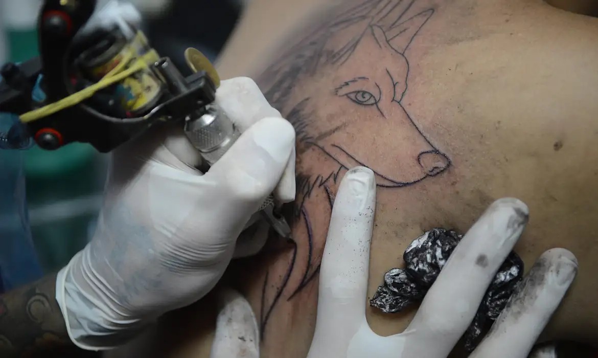 Conselho Federal de Medicina proíbe anestesia para a realização de tatuagens Conselho Federal de Medicina proíbe anestesia para a realização de tatuagens