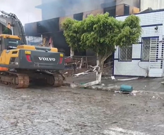 Supermercado é demolido na região de Pedras de Fogo após estrutura ficar comprometida em incêndio