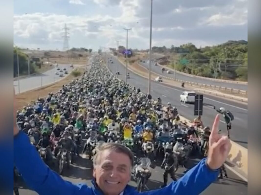 VÍDEO: Bolsonaro participa de motociata com apoiadores em Brasília bolsonaro, motociata