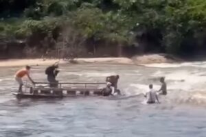 Embarcação é arrastada por correnteza, quase vira e passageiros pulam para se salvar em praia na Paraíba