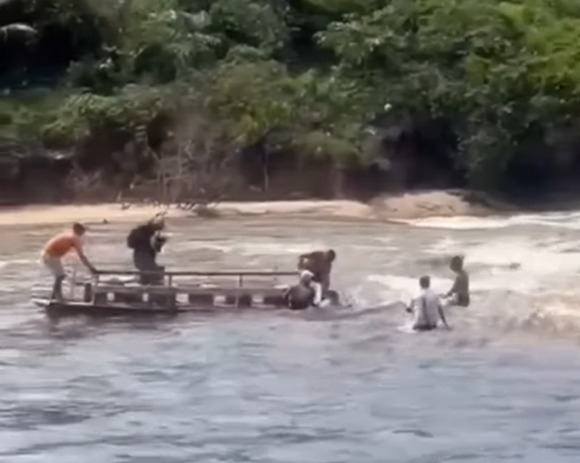 Embarcação é arrastada por correnteza, quase vira e passageiros pulam para se salvar em praia na Paraíba
