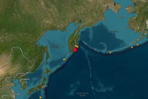 Ponto vermelho mostra local de tremor de magnitude 8,7, na costa leste da Rússia, em 29 de julho de 2025 — Foto: USGS terremoto rússia