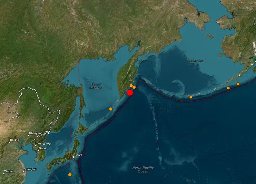 Ponto vermelho mostra local de tremor de magnitude 8,7, na costa leste da Rússia, em 29 de julho de 2025 — Foto: USGS terremoto rússia