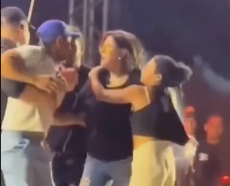 VÍDEO: homem sobe em palco em show da Roberta Miranda e cantora paraibana reage com empurrão e chute