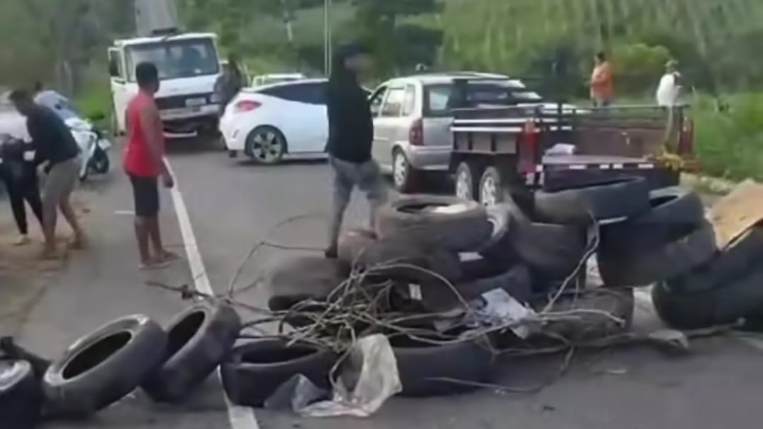 Protesto fecha rodovia entre Mamanguape e Guarabira, após morte de ciclista Protesto. (foto: reprodução/redes sociais)