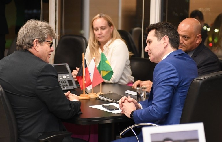 João Azevêdo e o ministro Jader Filho. (foto: Governo da Paraíba)