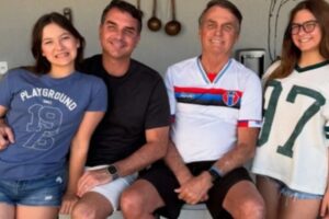 Senador Flávio Bolsonaro visita o pai em “prisão domiciliar”