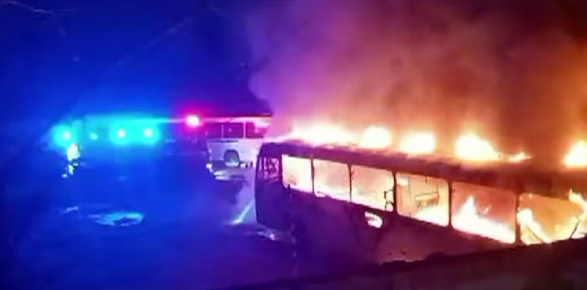 VÍDEO: incêndio atinge garagem de empresa de ônibus em João Pessoa e assusta populares