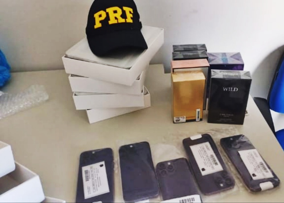 PRF apreende perfumes, iPhones e mercadorias importadas ilegalmente do Paraguai em rodovia da Paraíba PRF apreende perfumes, iPhones e mercadorias importadas ilegalmente do Paraguai em rodovia da Paraíba