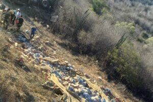 Caminhão tomba na Serra de Santa Luzia e motorista é socorrido até hospital serra de santa luzia, caminhao, acidente