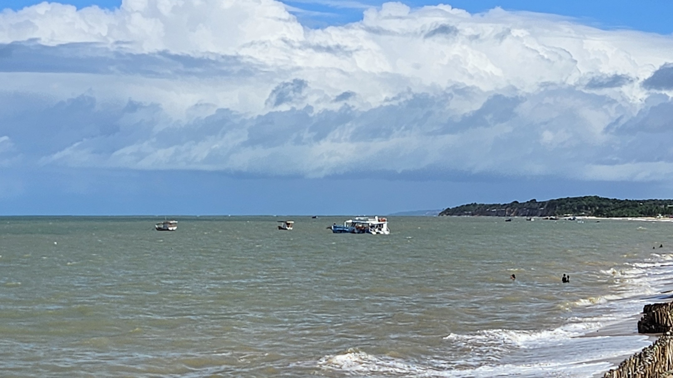Catamarã ontem (5) na Praia do Seixas. (Foto: Joaquim Neto)