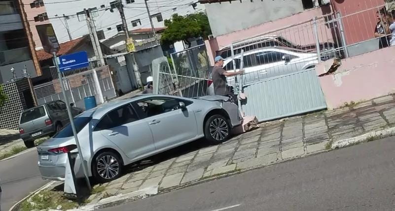 Acidente: motorista perde controle e carro derruba muro de condomínio em Manaíra Parte do muro de condomínio foi derrubado em acidente no bairro de Manaíra.