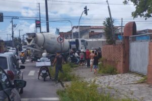 Homem fica ferido após ser atropelado por caminhão em cruzamento no Rangel, em João Pessoa