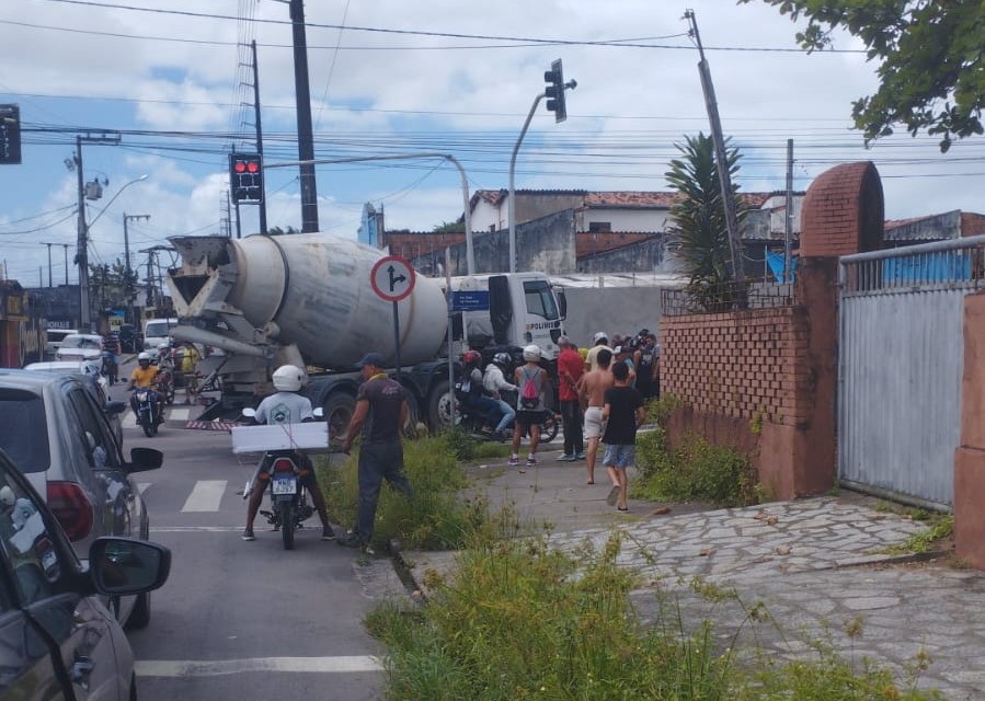 Homem fica ferido após ser atropelado por caminhão em cruzamento no Rangel, em João Pessoa Homem fica ferido após ser atropelado por caminhão em cruzamento no Rangel, em João Pessoa