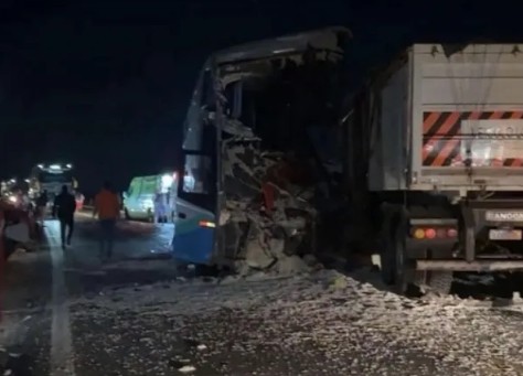 Acidente entre ônibus e carreta em rodovia deixa 11 mortos e mais de 40 feridos em Mato Grosso Acidente entre ônibus e carreta em rodovia deixa 11 mortos e mais de 40 feridos em Mato Grosso