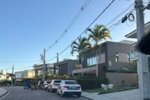 Polícia chega ao condomínio onde Hytalo Santos mora em João Pessoa e faz busca e apreensão