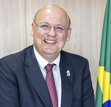 O médico Mozart Júlio Tabosa Sales é servidor do Hospital Universitário Oswaldo Cruz da Universidade de Pernambuco.