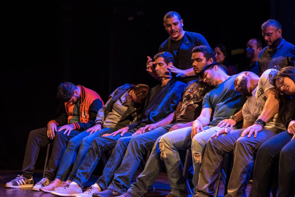 “MAGICAMENTE” chega a João Pessoa com hipnose, humor e inspiração em espetáculo inédito próximo domingo