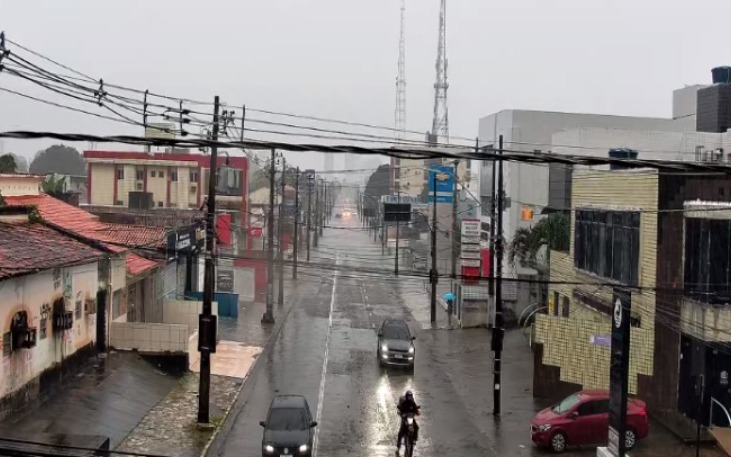 Trecho da Avenida Pedro II, alagado em meio as chuvas. (foto: reprodução/COTT/Semob-JP)