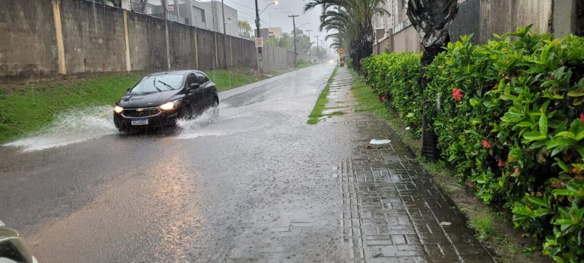 CHUVAS: Grande João Pessoa tem dia de caos com ruas alagadas, trânsito lento e desvios