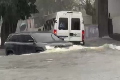 CHUVAS: Grande João Pessoa tem dia de caos com ruas alagadas, trânsito lento e desvios