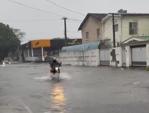 CHUVAS: Grande João Pessoa tem dia de caos com ruas alagadas, trânsito lento e desvios