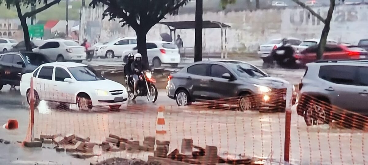 CHUVAS: Grande João Pessoa tem dia de caos com ruas alagadas, trânsito lento e desvios