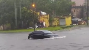 Carro passa em meio a Avenida Sanhauá, alagada devido às chuvas, em frente a CBTU. (foto: reprodução/redes sociais)