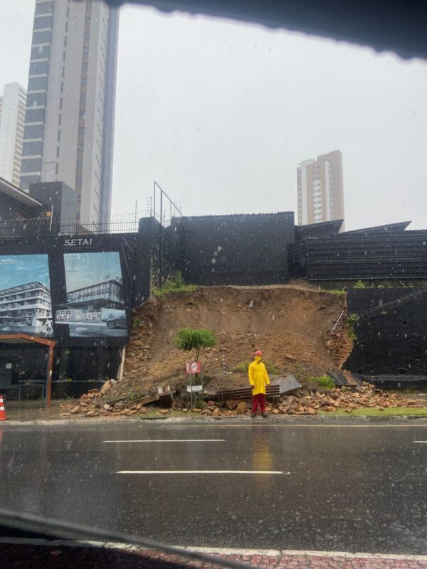 Parte de muro cai na Avenida Epitácio Pessoa e trecho da via é interditado Parte de muro cai na Avenida Epitácio Pessoa e trecho da via é interditado