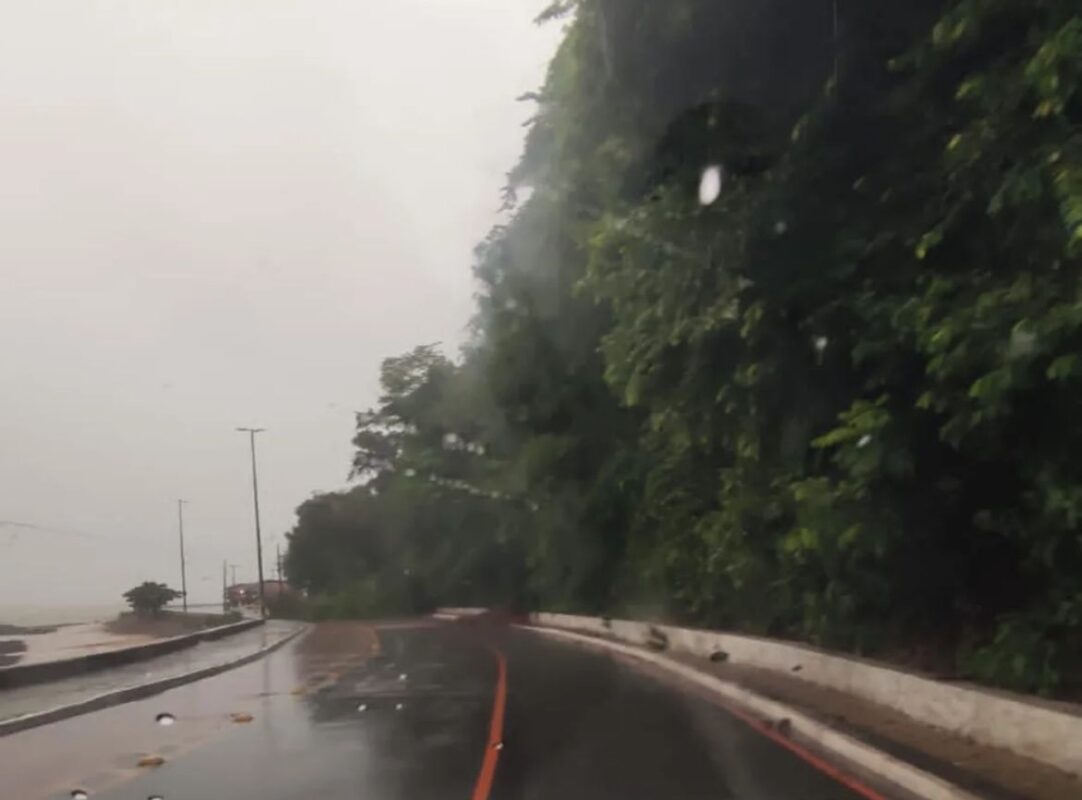 Barreira do Cabo Branco cede e interdita pista na orla de João Pessoa